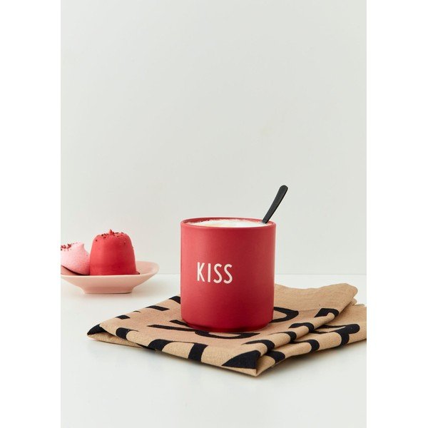Crvena porculanska šalica Design Letters Kiss, 300 ml-image-1