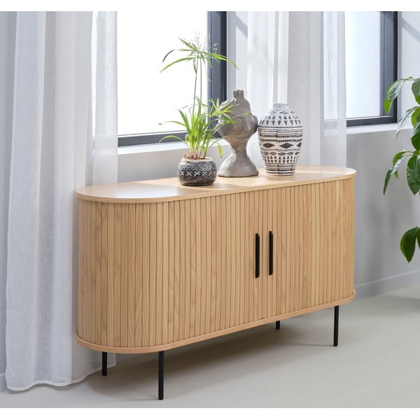 Niska komoda u dekoru hrasta s kliznim vratima u prirodnoj boji 140x76 cm Nola – Unique Furniture-image-1