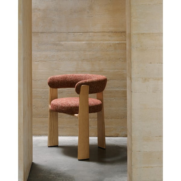 Blagovaonska stolica s naslonima za ruke od čvrste jeseni u prirodnoj boji/boja terakote Granite – Kave Home-image-1