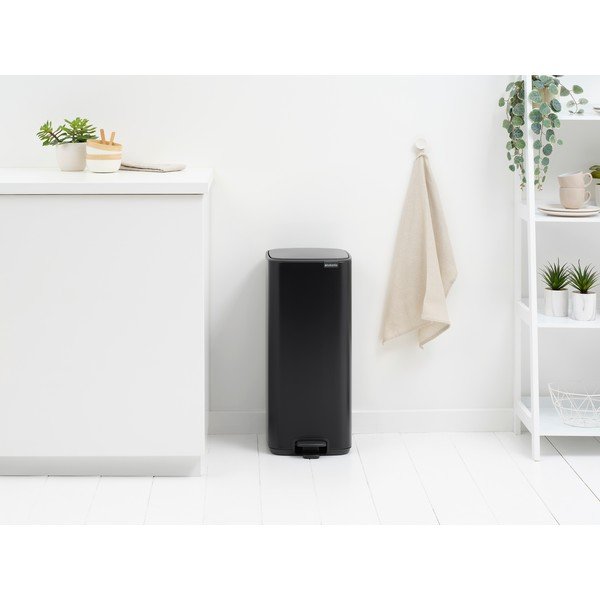 Mat crna željezna kanta za smeće s pedalom 30 l Bo – Brabantia-image-1