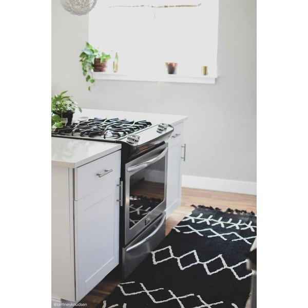 Crna periva/ručno rađena staza od mješavine pamuka 80x230 cm Bereber Black – Lorena Canals-image-1