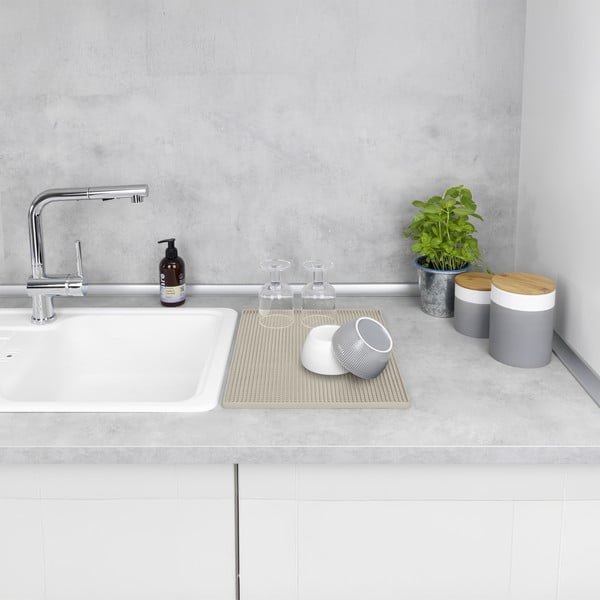 Bež gumena podloga za ocjeđivanje posuđa 40x30 cm Maxi – Wenko-image-1