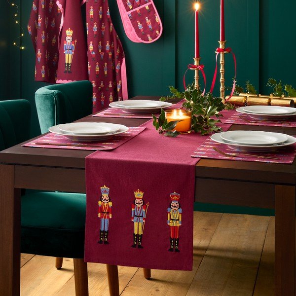 Pamučan nadstolnjak s božićnim motivom 220x32 cm Christmas Nutcracker – Catherine Lansfield-image-1