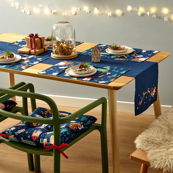 Tekstilni podmetač 2 kom s božićnim motivom 30x46 cm Santa's Christmas Wonderland – Catherine Lansfield-image-2