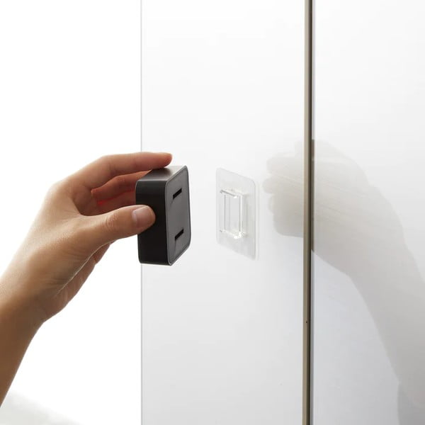 Crni plastičan samoljepljiv držač za kuhinjske ručnike Film Hook – YAMAZAKI-image-3