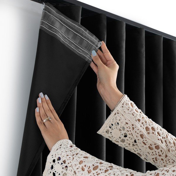 Crna zavjesa za djelomično zamračenje od samta 530x175 cm Velto – Filumi-image-4