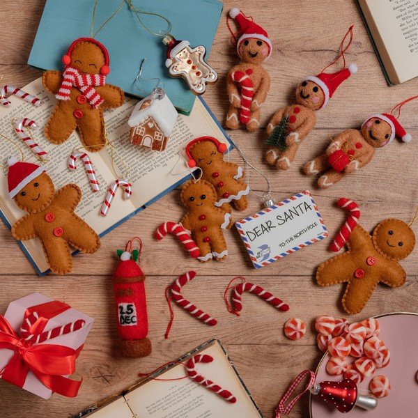 Tekstilni ručno izrađeni ukrasi za božićno drvce u setu 2 kom 6,5 cm Gingerbread Couple – Sass & Belle-image-1