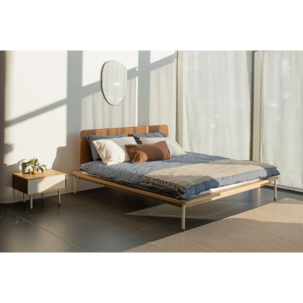 Tapecirani bračni krevet od hrastovine s letvicama u sivo-prirodnoj boji 160x200 cm Fina - Gazzda-image-1