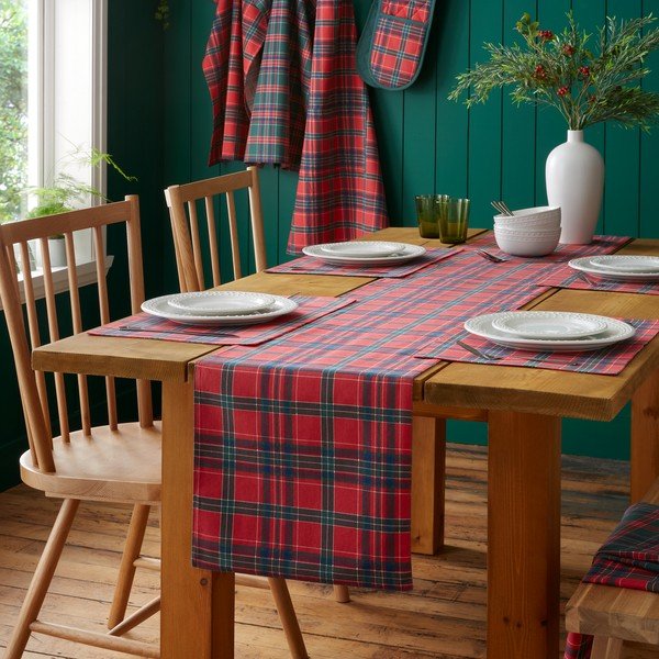 Pamučan nadstolnjak s božićnim motivom 220x32 cm Christmas Tartan Check – Catherine Lansfield-image-1