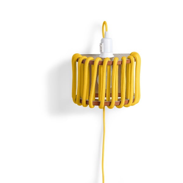 Žuta zidna svjetiljka s drvenom strukturom EMKO Macaron, duljina 20 cm