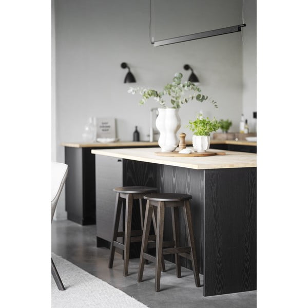 Tamno smeđe barske stolice u setu 2 kom od punog hrasta (visine sjedala 65 cm) Austin – Rowico-image-3