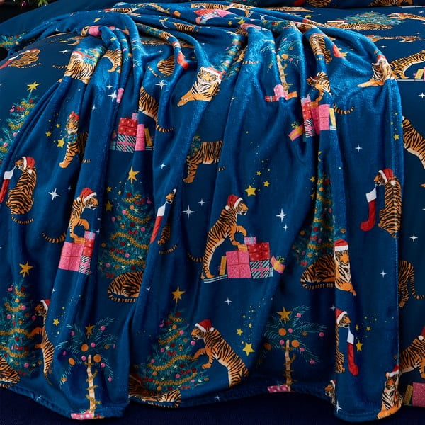 Plava deka s božićnim motivom od mikropliša 130x170 cm Christmas Tiger – Catherine Lansfield-image-2