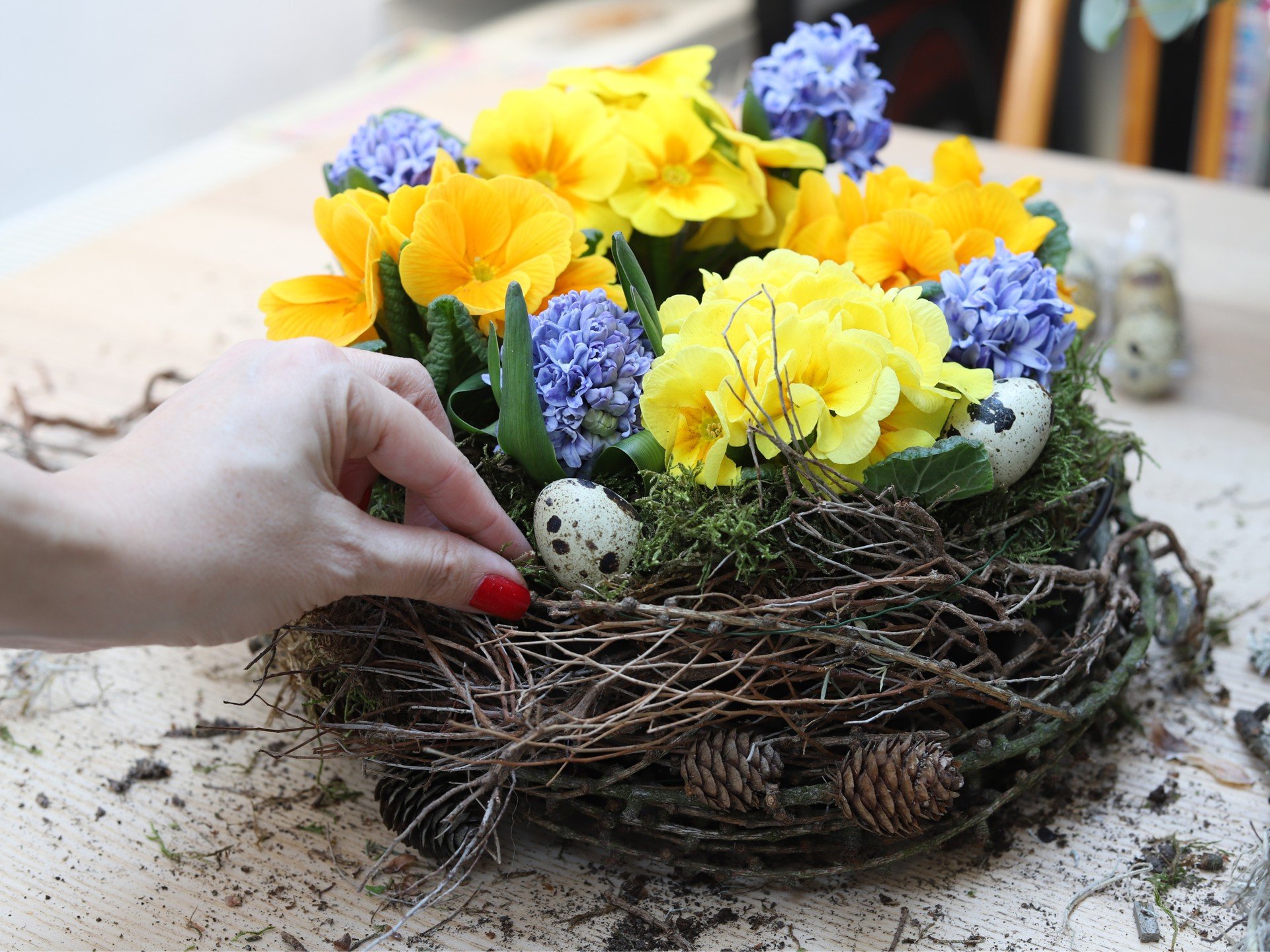 Tulipani, zumbuli i ostale proljetne lukovice posađene u posudu za pečenje.