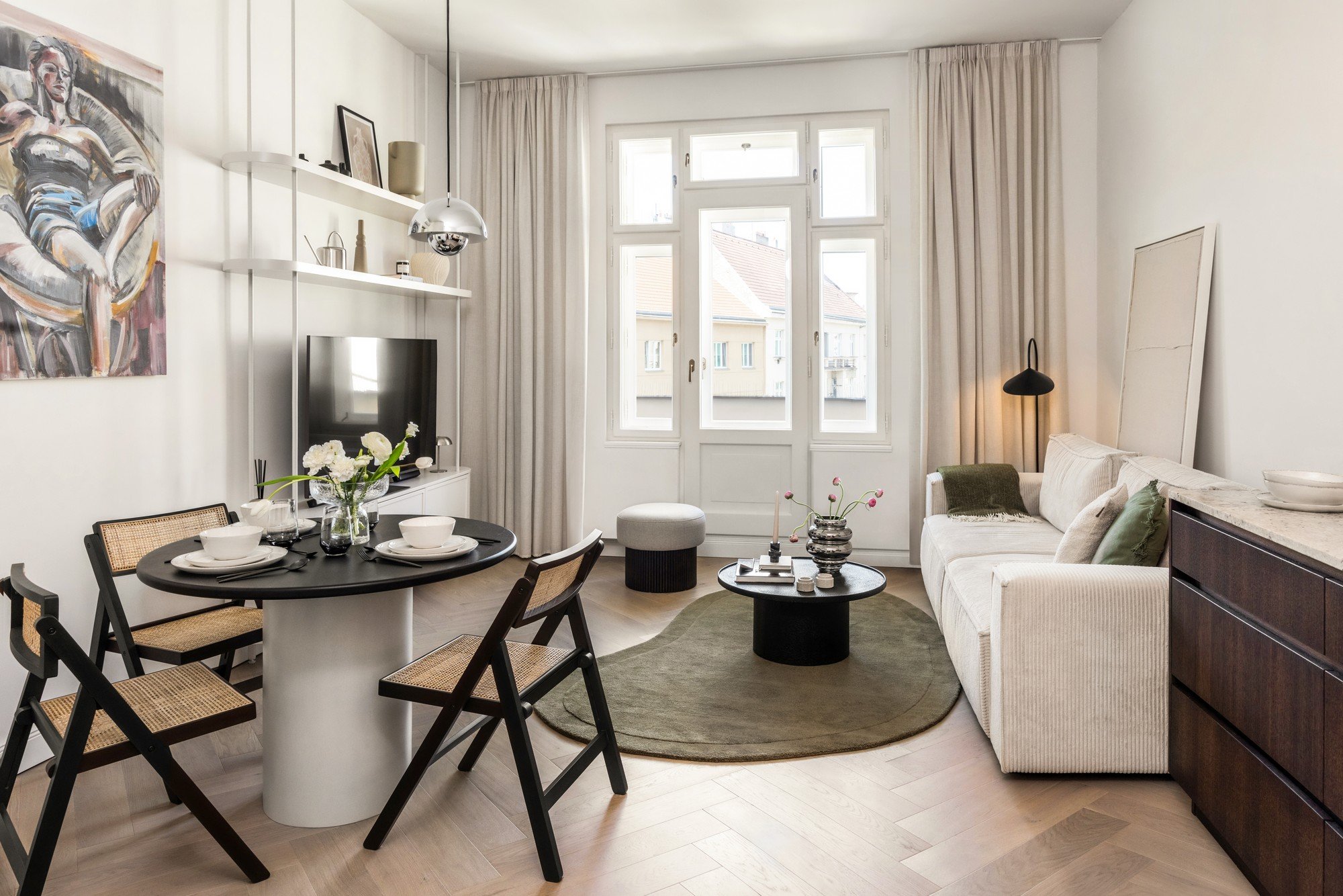 Recept za ugodan mali dnevni boravak s blagovaonicom? Svijetle boje, prozračan namještaj i ujednačen stil.