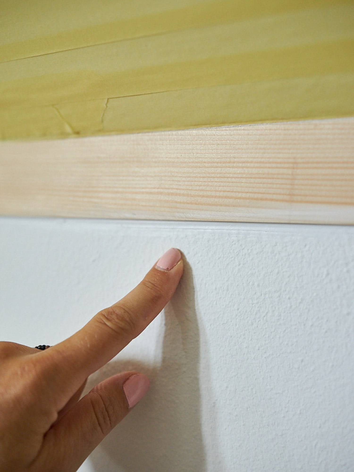 Također, popunite i izravnajte neravnine između zida i ploča pomoću brtvene mase.<br><br>