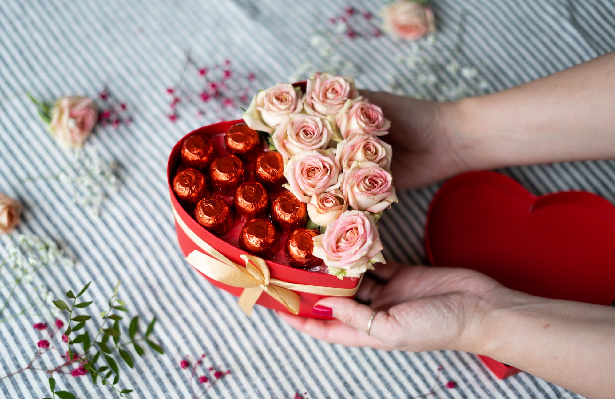 Čokoladice i cvijeće zajedno u obliku srca - originalan poklon za mamu.