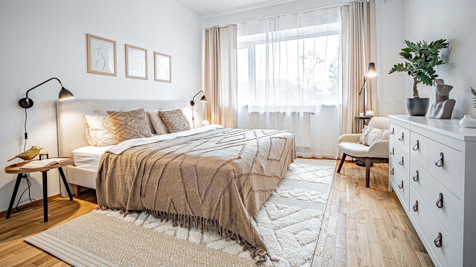 Moderna spavaća soba - inspiracija za interijer u monokromatskoj krem paleti.