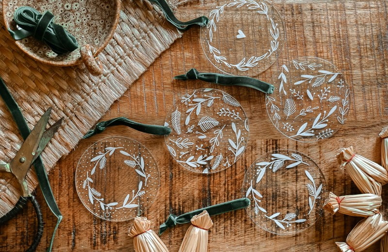 DIY: oslikani božićni ukrasi od pleksiglasa