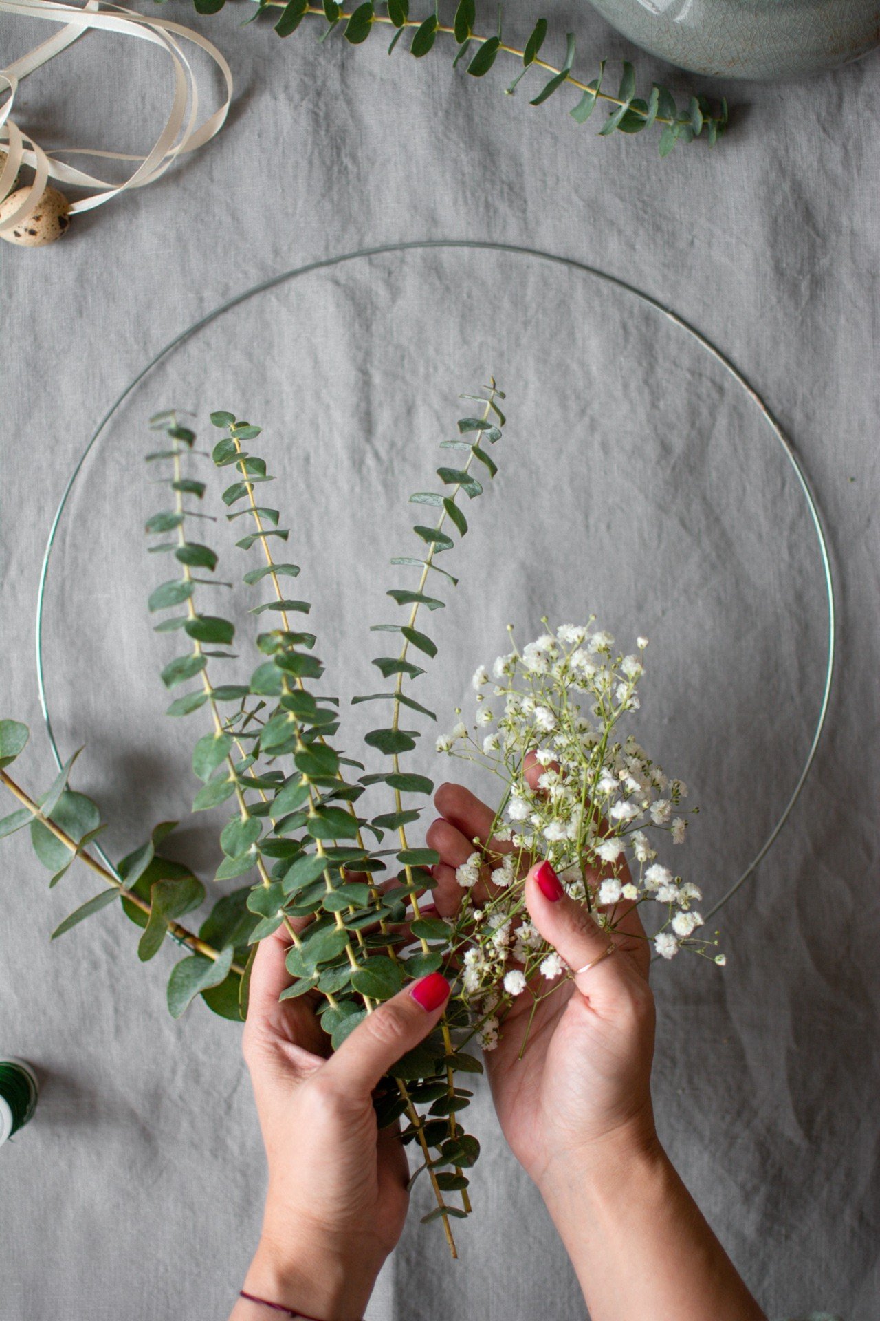 Pribor za izradu vijenca od eukaliptusa.