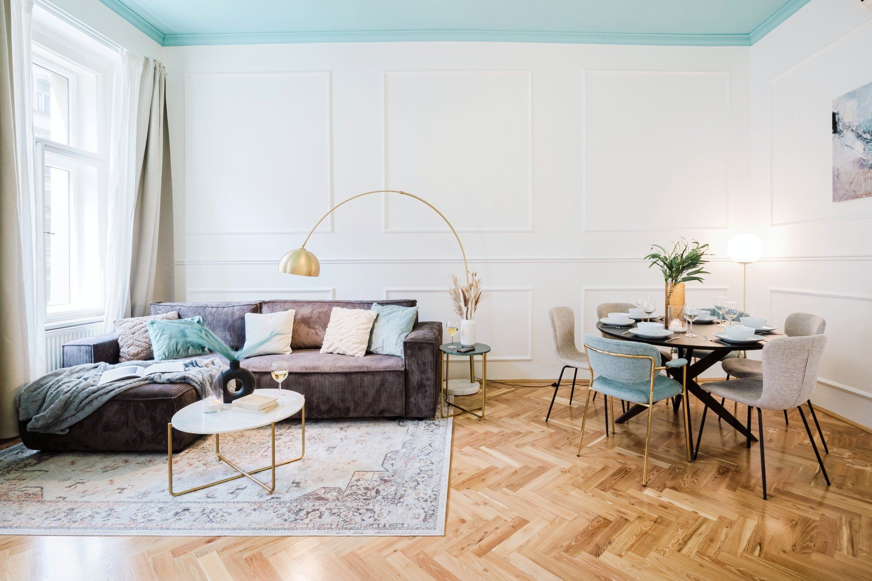 Istaknuti strop, prirodno svjetlo i slojevitost tekstura daju interijeru lakoću.