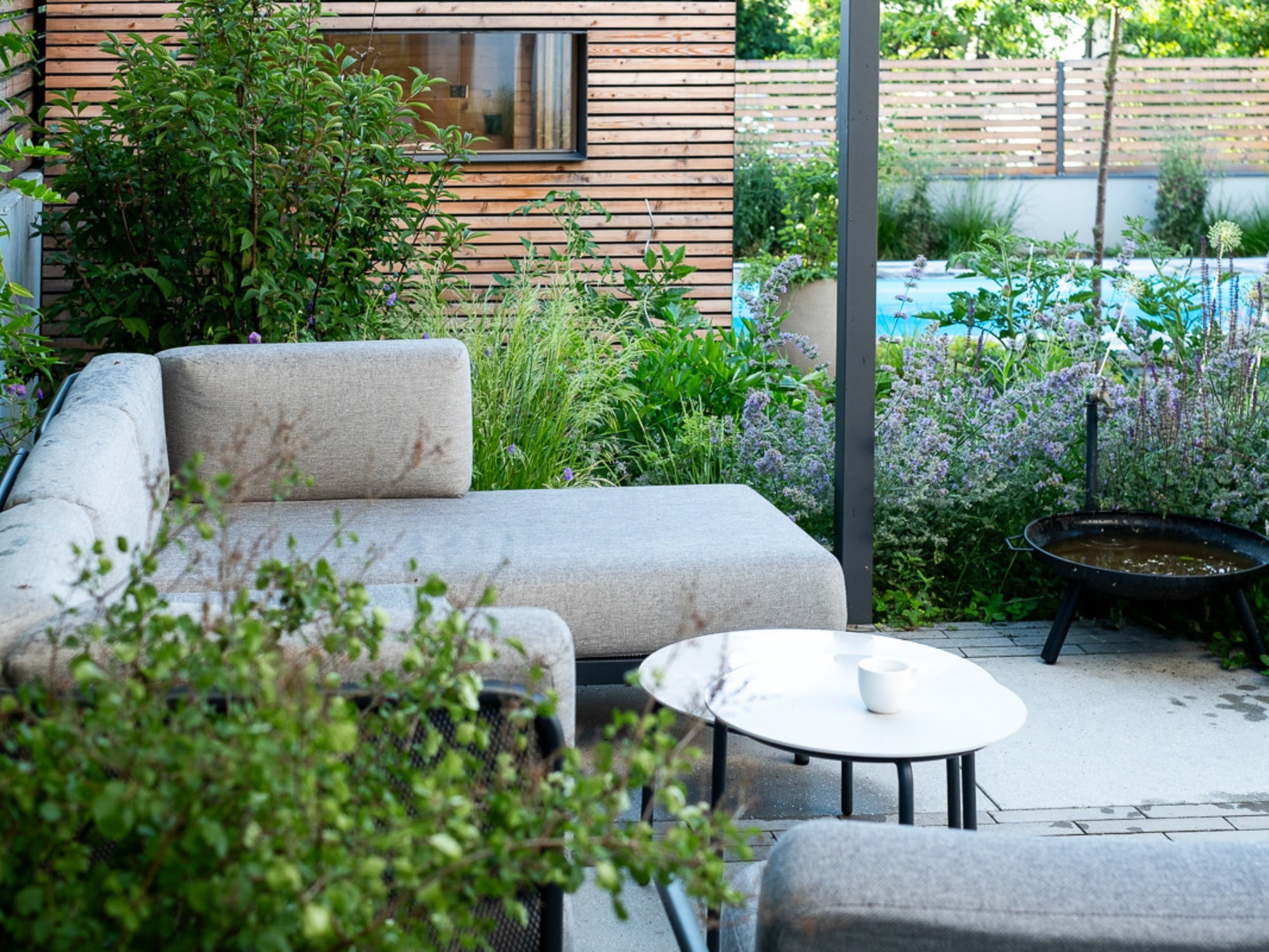 Ni u malom vrtu ne zaboravite na dovoljno veliku terasu. Fotografija: Flera