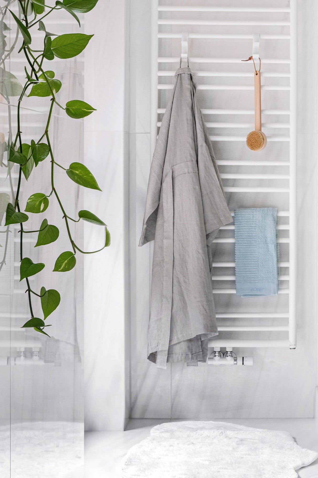 U kupaonici su također prirodni materijali - platneni ogrtač i četka od bambusa.