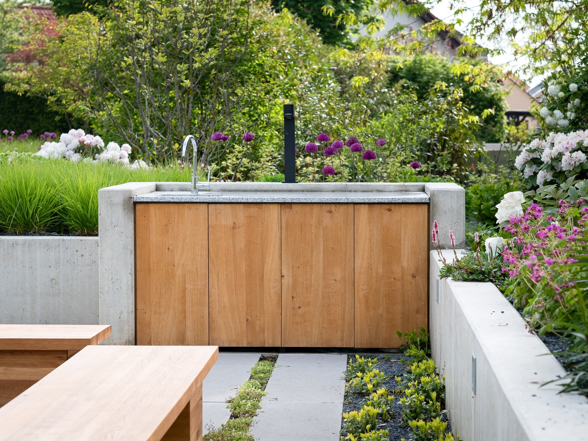Izgradite vlastitu vanjsku kuhinju - kombinirajte materijale kao što su beton, kamen i drvo