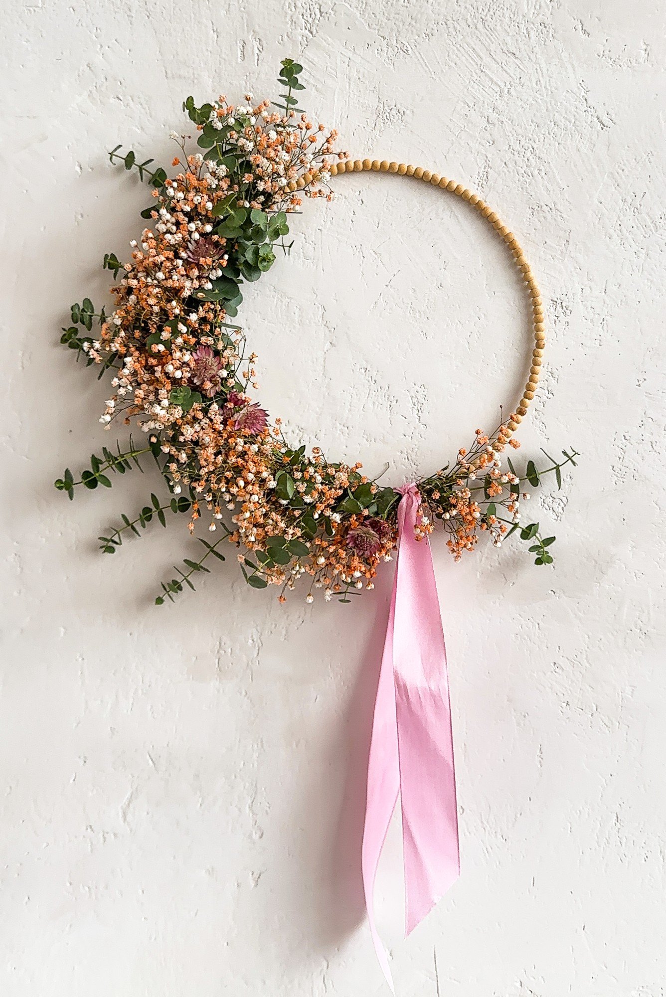 Proljetni vijenac na obruču s drvenim perlicama