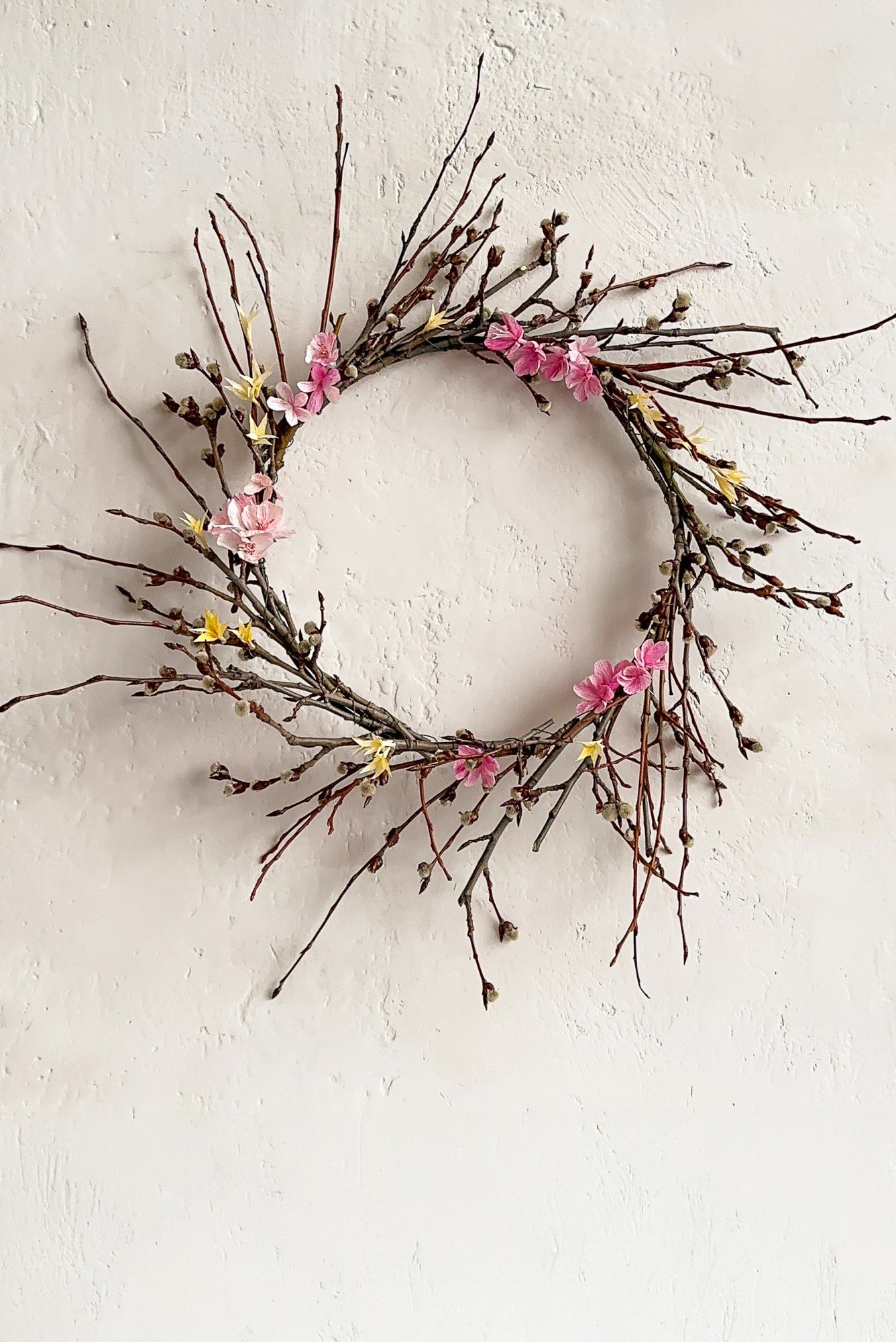 Proljetni vijenac s cvijećem od krep papira