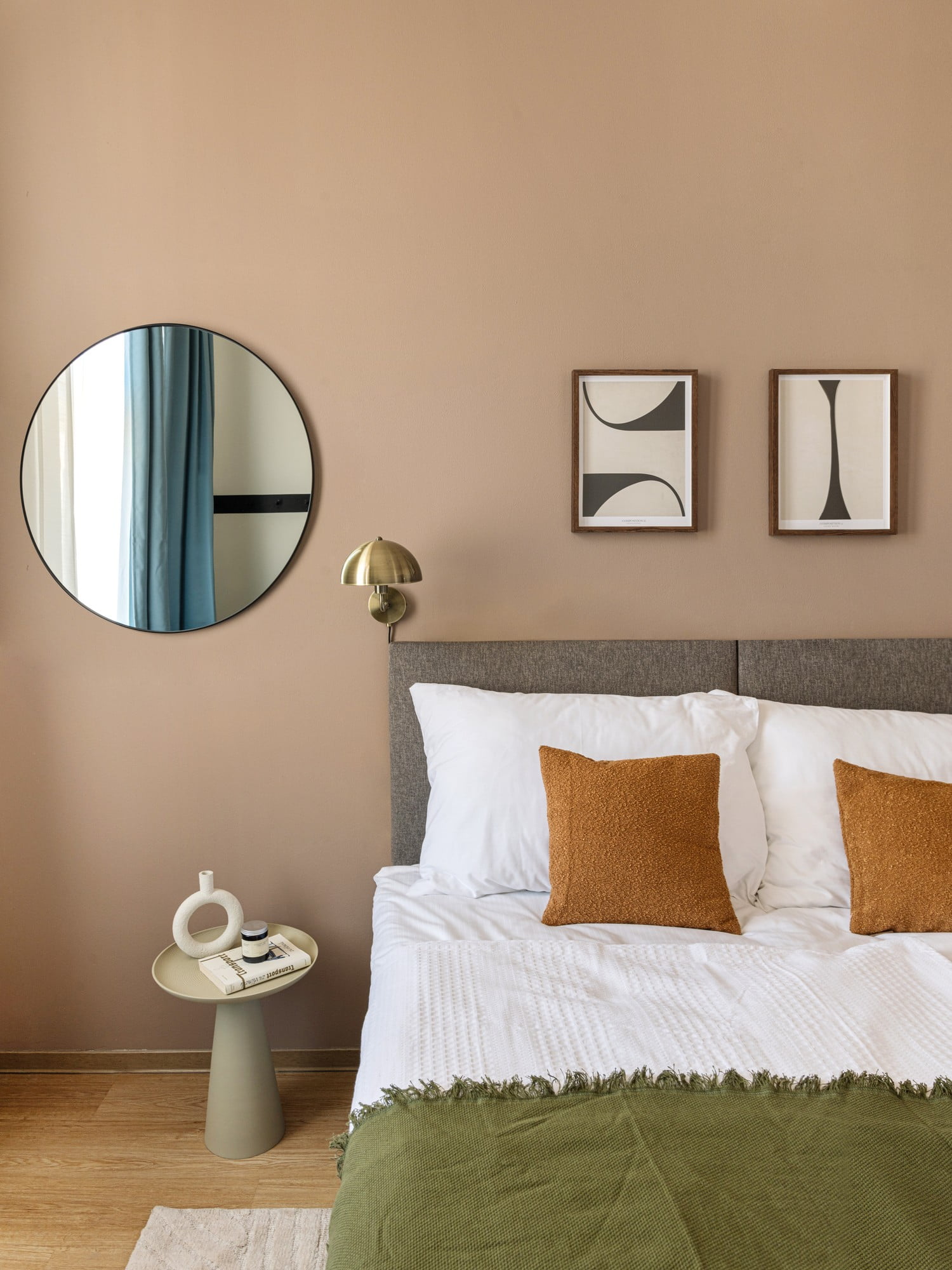 U modernoj spavaćoj sobi važna je vizualna smirenost koju možete postići odabirom namještaja jednostavnih linija i bez suvišnih ukrasa.