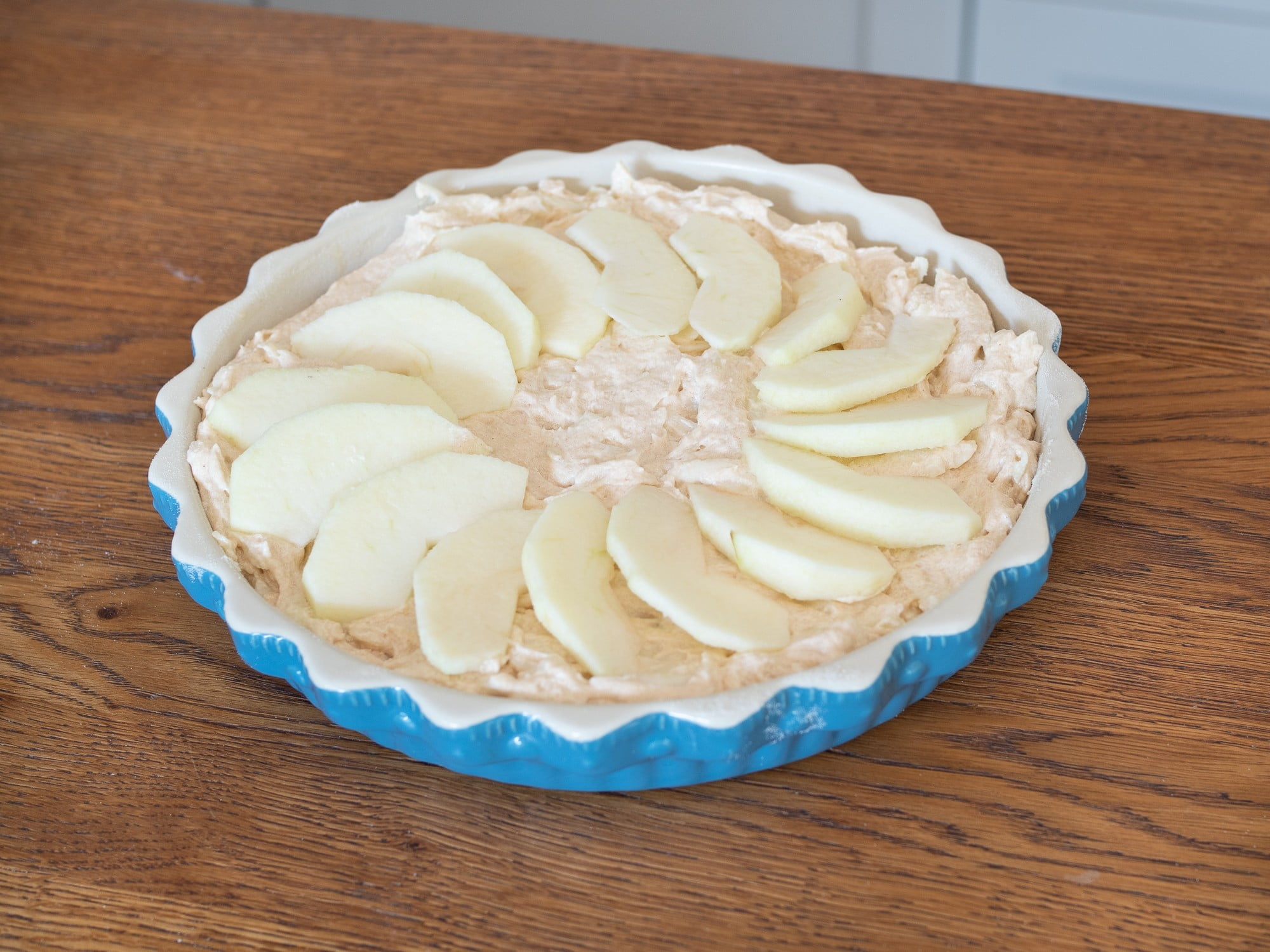 Tijesto za kolač ukrašeno kriškama jabuke