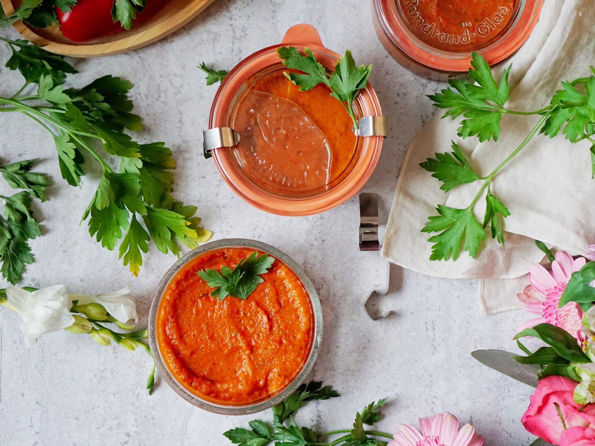 Ajvar ima svestranu primjenu. Samo ga ponesite na piknik u teglici i koristite za začinjanje mesa ili kao umak za nachose.
