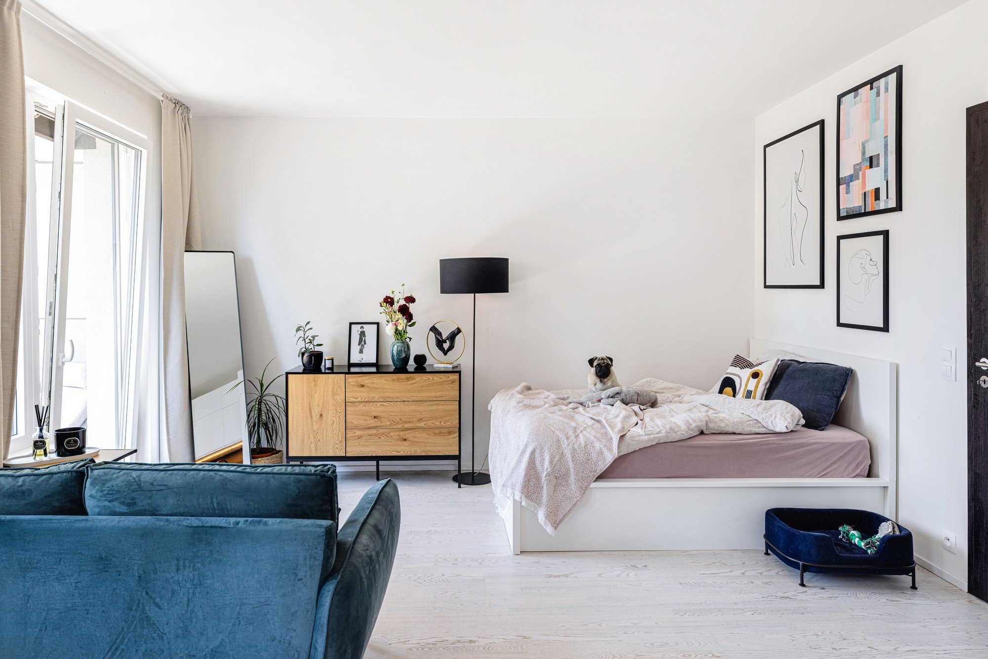 Klasični bijeli krevet može se uspješno umetnuti u studio apartman s bijelim zidovima.