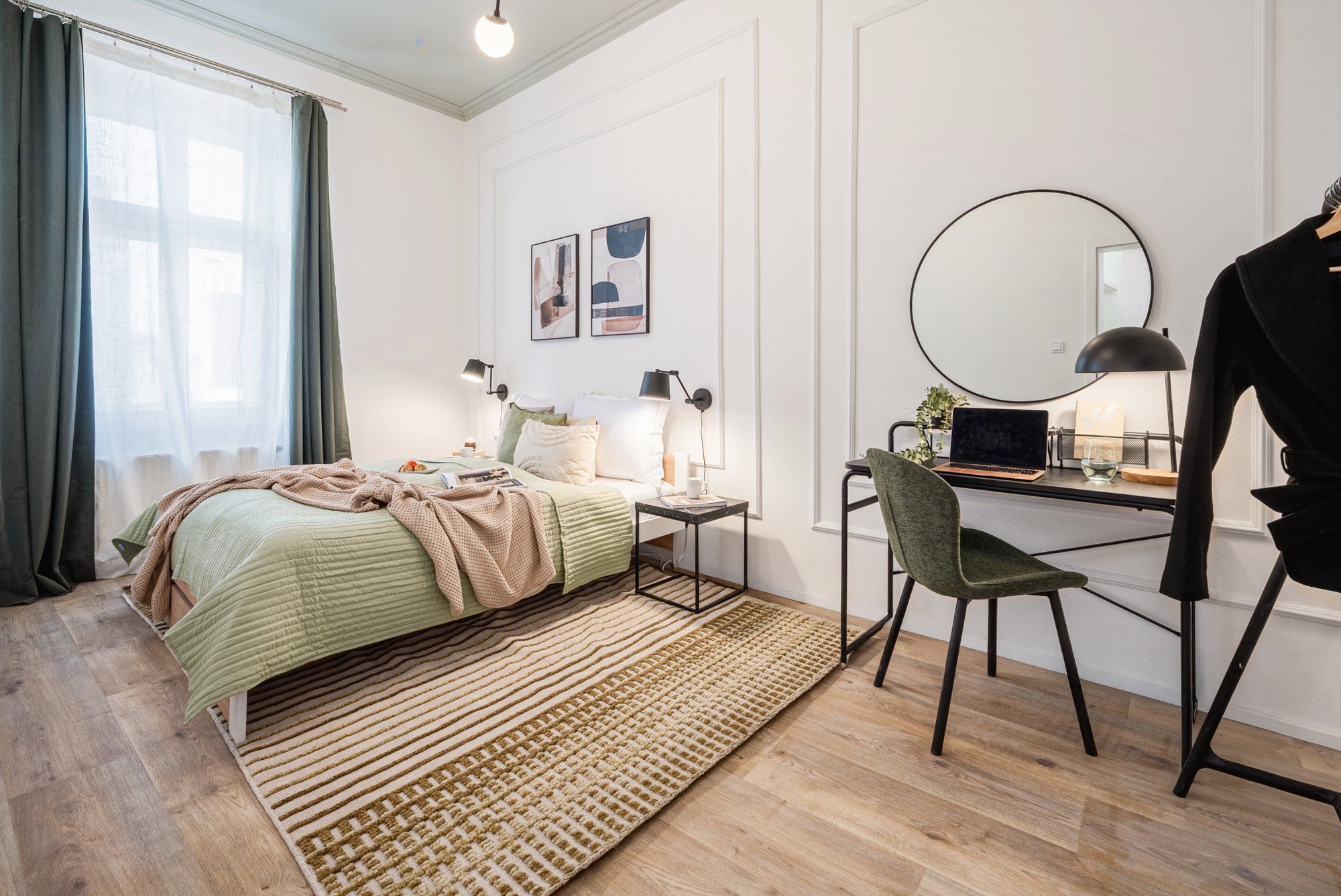 Implementacija potvrđuje da čak i jedna soba može djelovati prozračno, mirno i istovremeno ponuditi punopravno mjesto za rad i opuštanje.