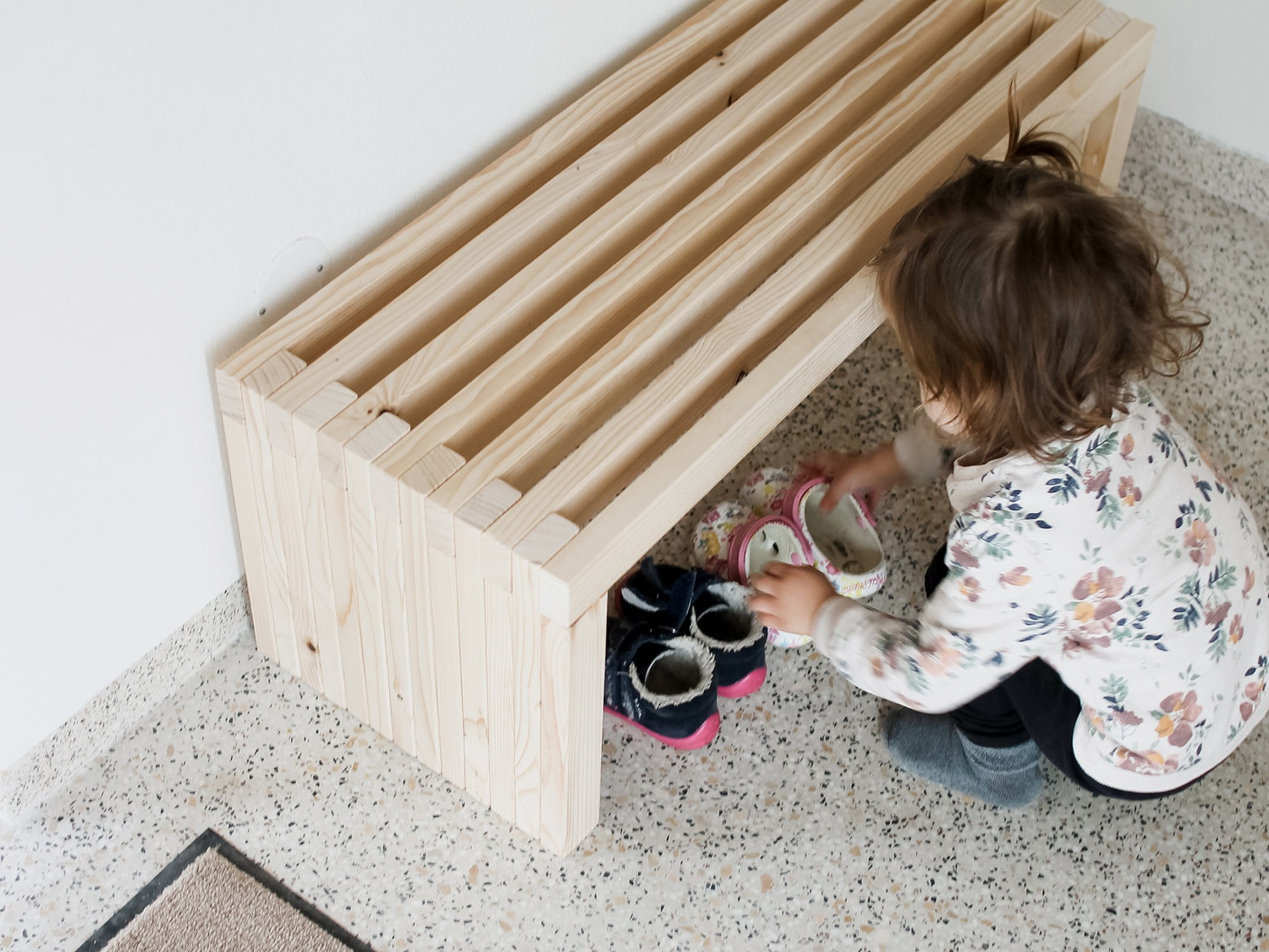 Ova drvena klupa je prilagođena visini za djecu, ali se veličina lako može promijeniti na visinu odrasle osobe.