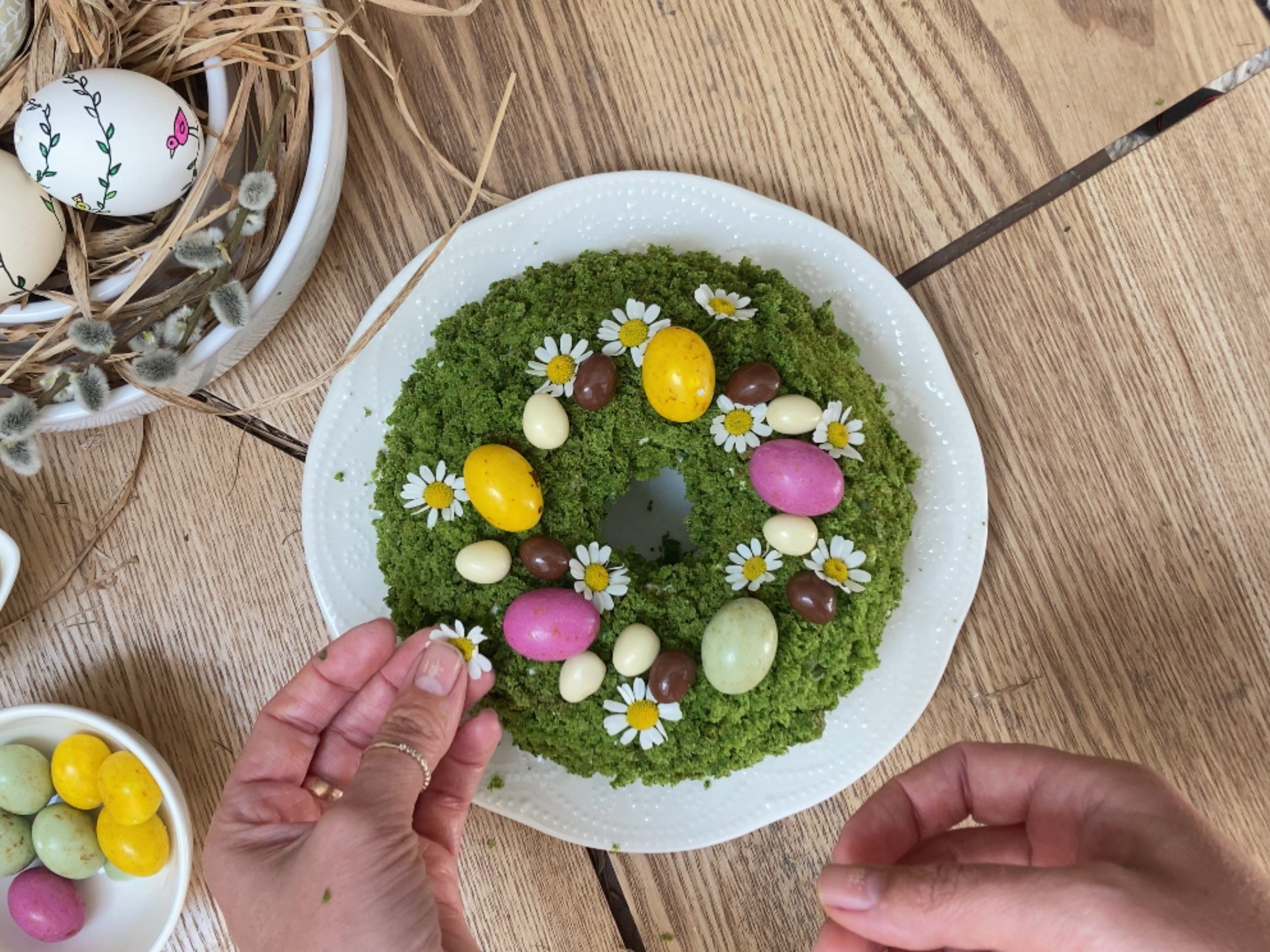 Ideja za proljetni desert: kolač od mahovine pečen u obliku vijenca