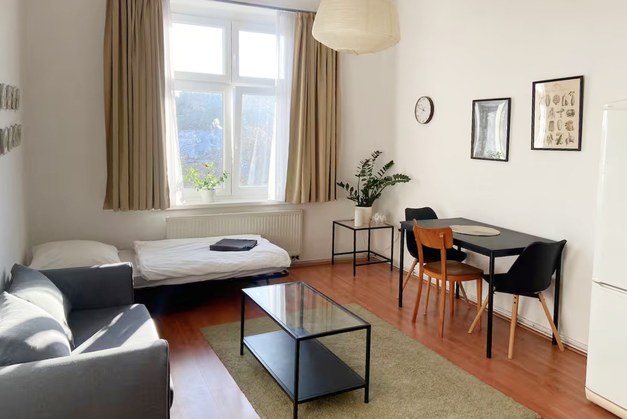 Dnevni boravak bio je ugodno svijetao i prozračan, s jednostavnom osnovom koju je još trebalo doraditi u smislu atmosfere i detalja.