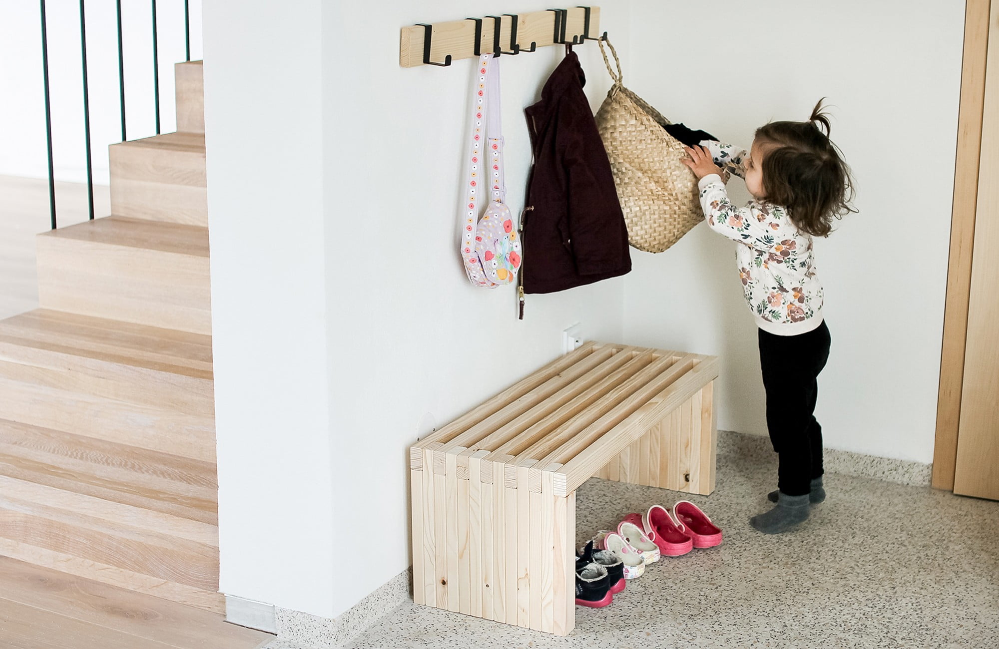 Drvena klupa može biti odlična u hodniku, a ako je prikladno obojate i premažete, možete ju postaviti i na otvorenom.