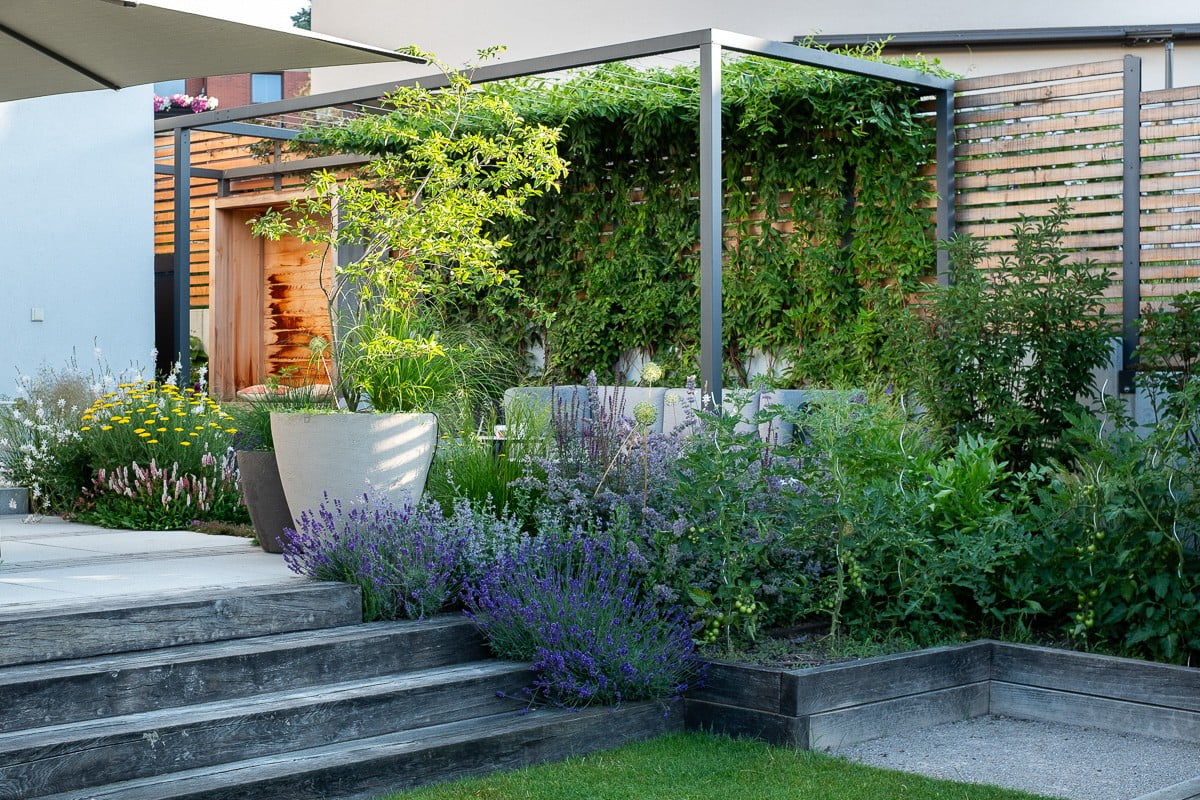 Zajedno možete uzgajati trajnice i povrće. Drvo slobodno posadite u veliki lonac. Fotografija: Flera