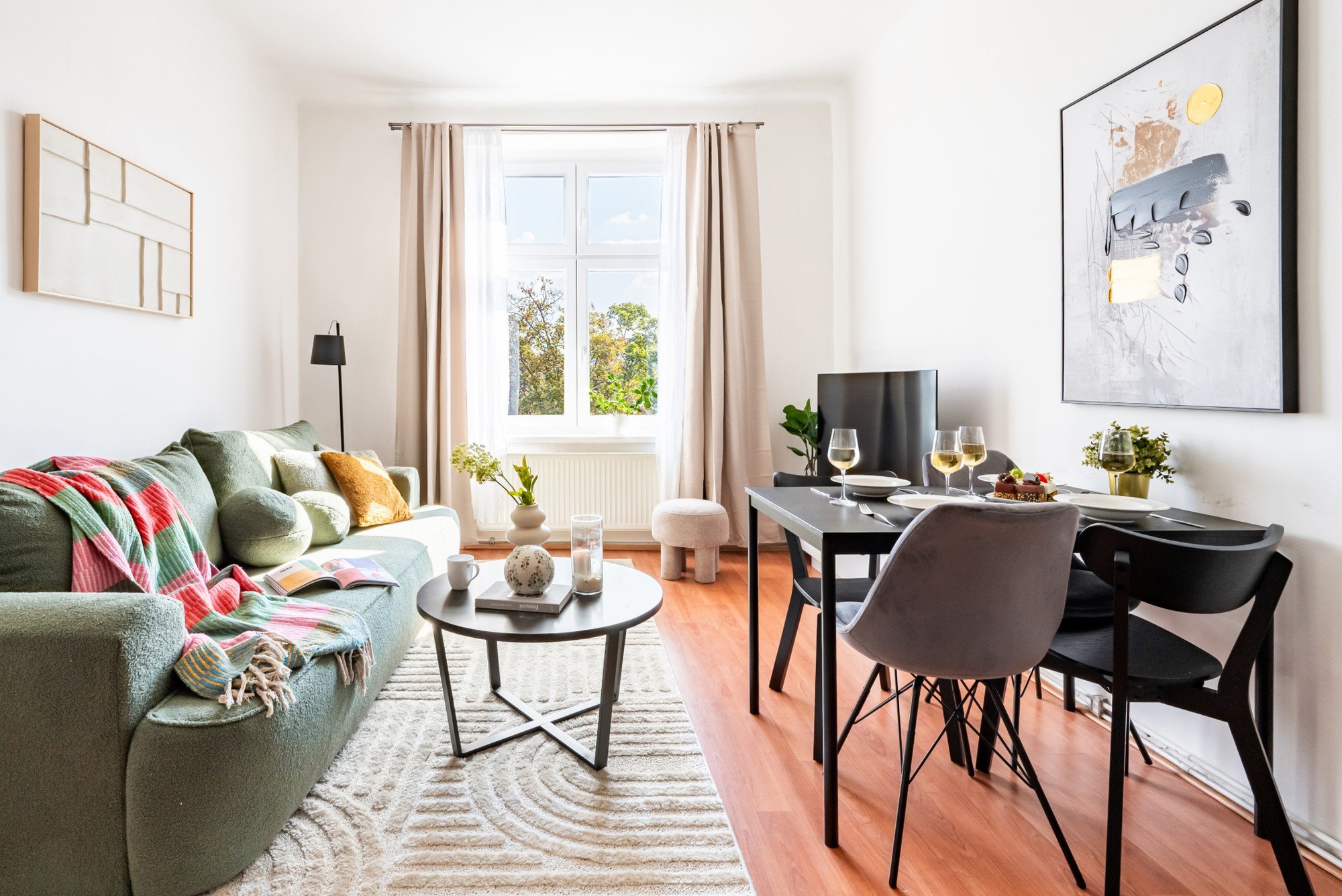 Zahvaljujući promišljenom rasporedu, bojama i mekim tekstilima, postao je ugodan i skladan prostor koji prirodno povezuje opuštanje, objedovanje i svakodnevni život.