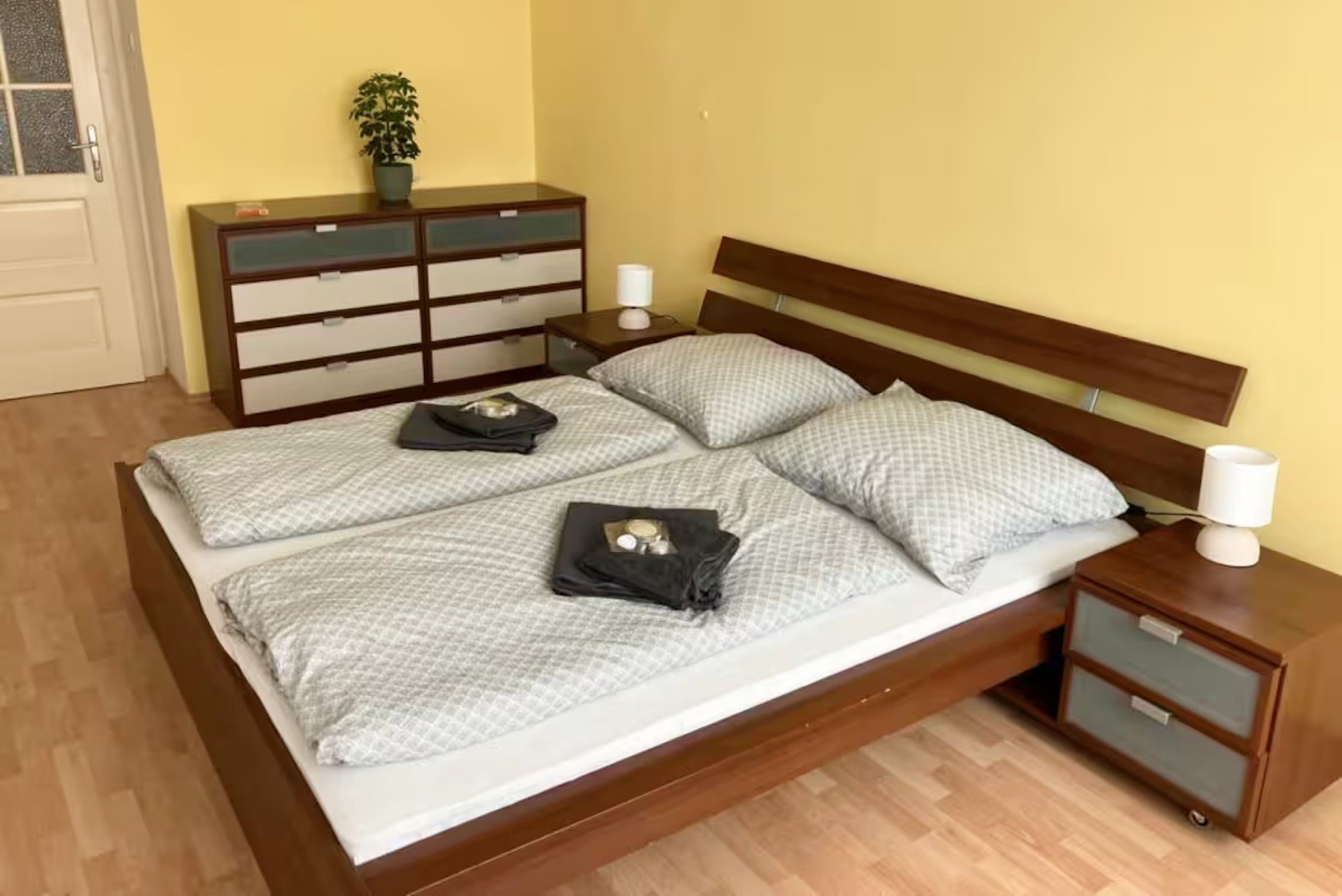 Spavaća soba djelovala je prilično bezlično i funkcionalno, bez jasnog stila, emocija ili promišljenog rada s bojama i atmosferom.