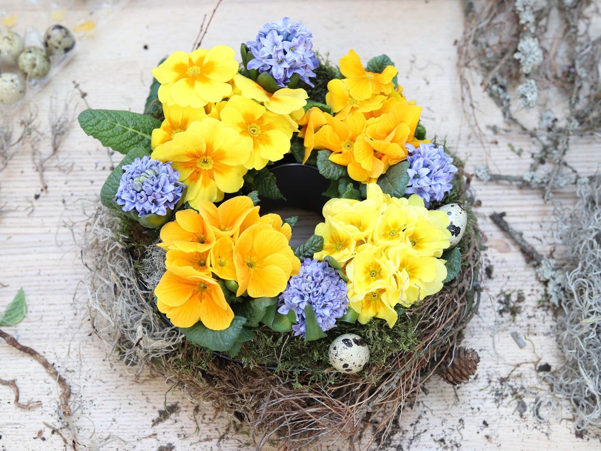 Šareni stolni vijenac od proljetnih biljaka.