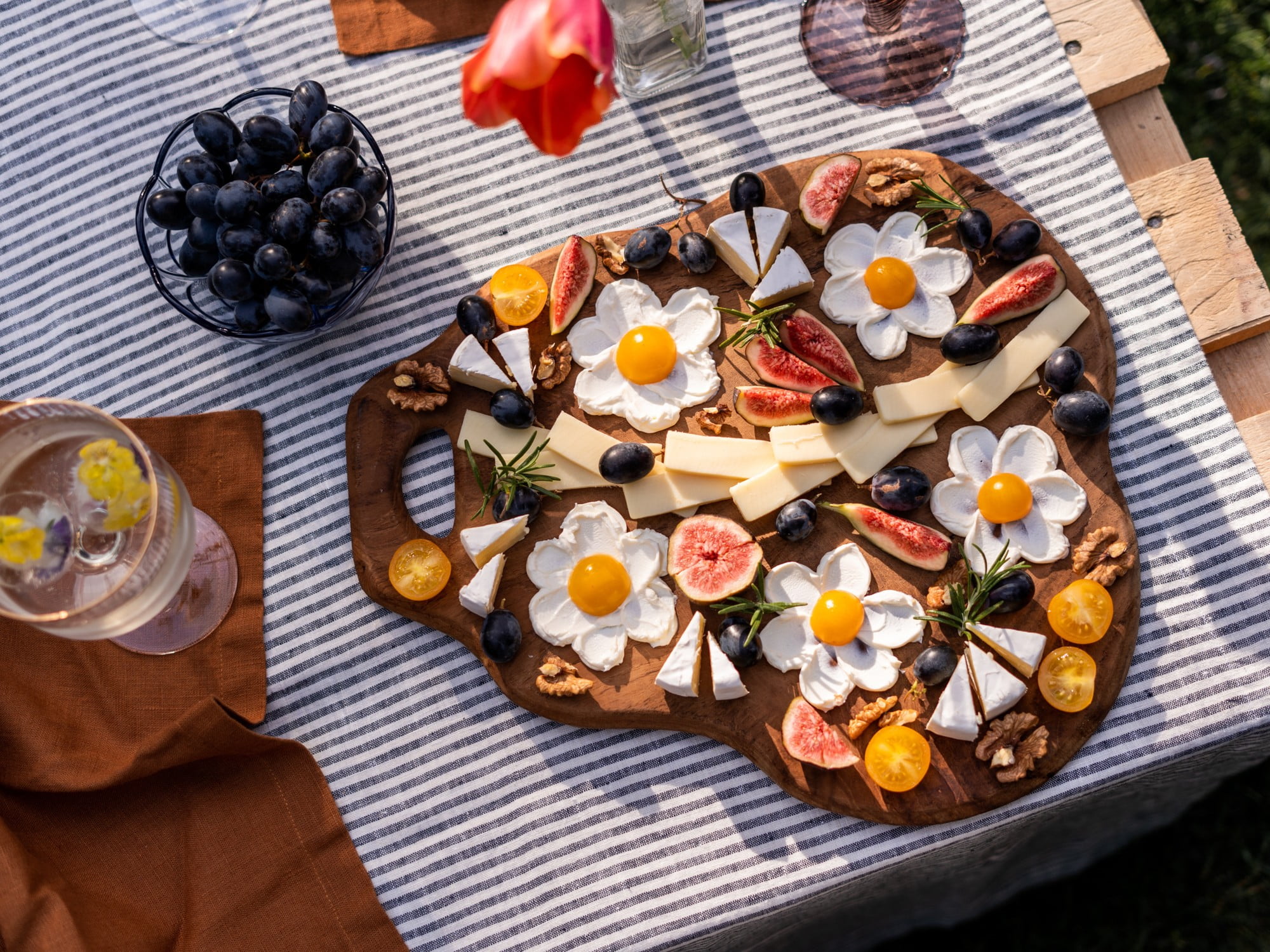 Zatim cvijeće ukrasite drugim narezanim delicijama, voćem i povrćem.