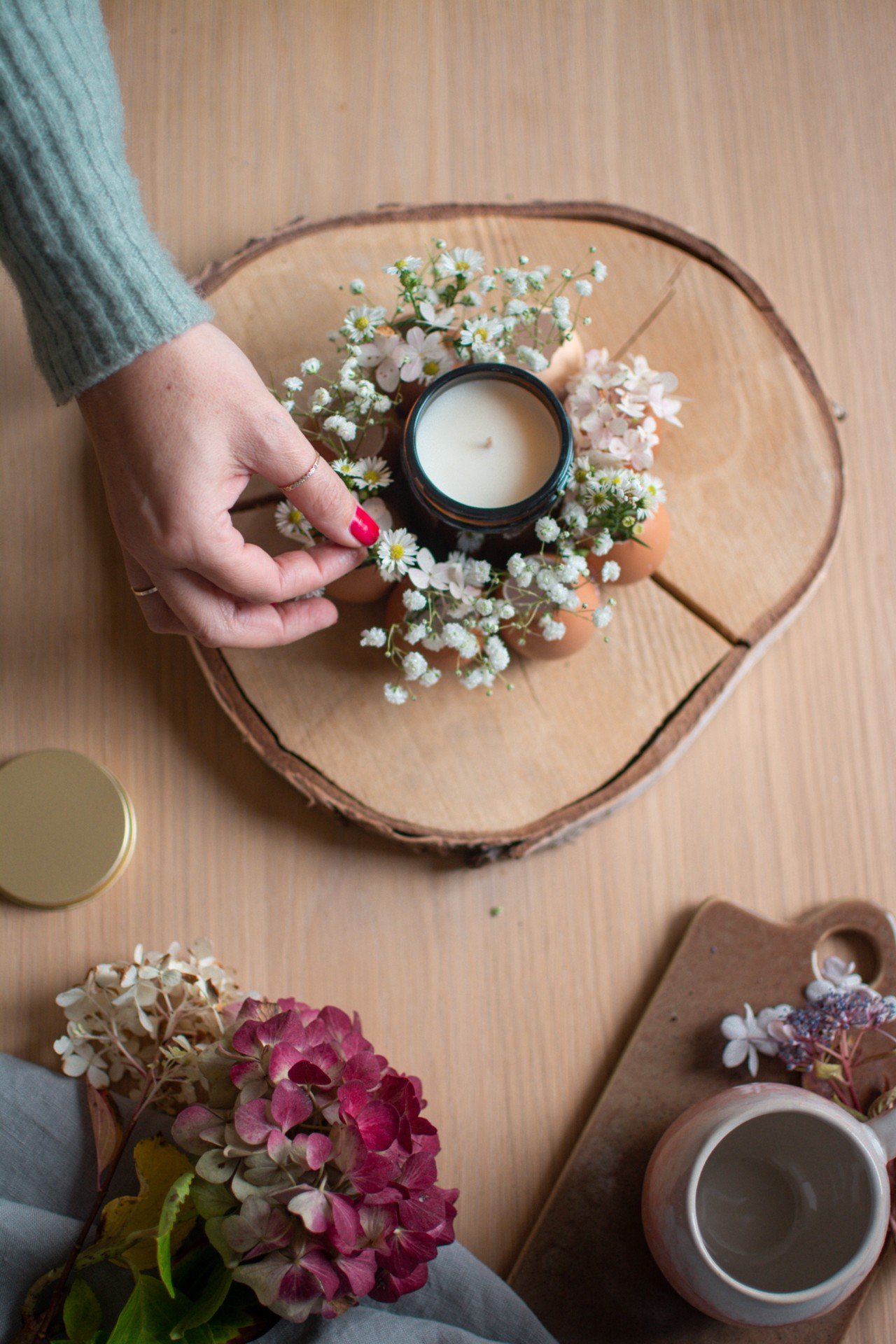 Ovaj proljetni ukras za stol od ljuski jaja nalikuje malom vijencu.