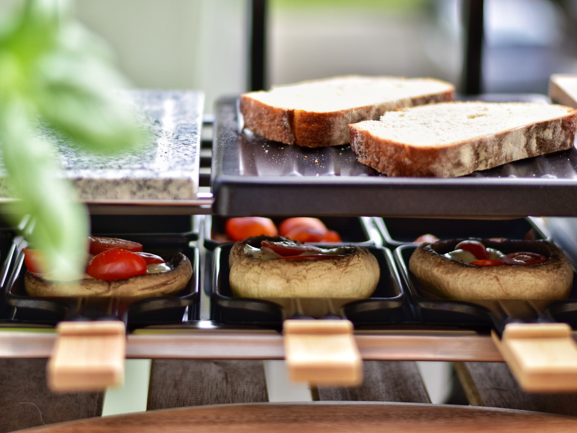 Raclette se lako priprema iu mesnoj iu vegetarijanskoj varijanti. Samo nabavite stolni roštilj ili roštilj za raclette.