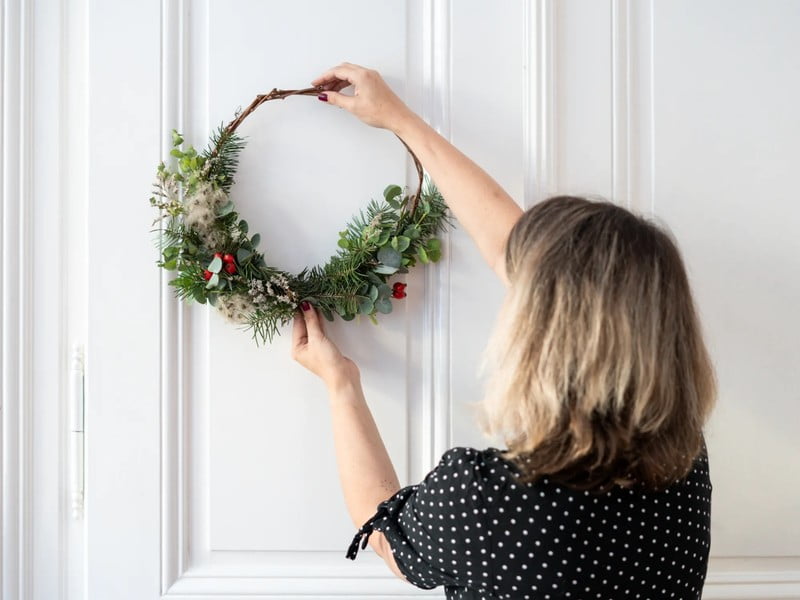 DIY: prekrasan božićni vijenac za vrata od prirodnih materijala