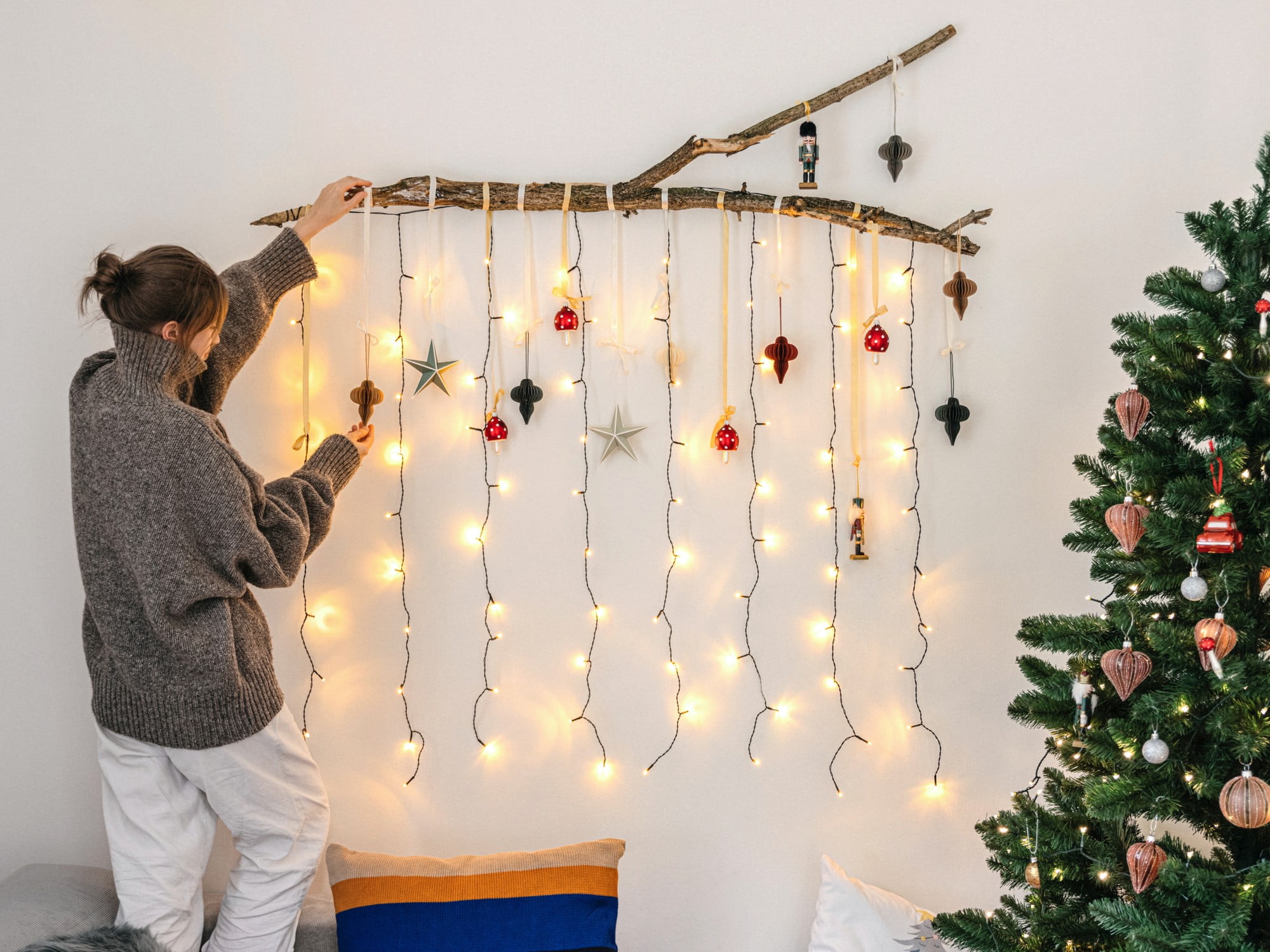 Za ovaj božićni ukras trebate samo granu, nekoliko ukrasa i svjetleće lampice