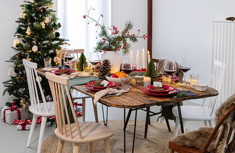 Savjeti kako postaviti elegantan božićni stol u tradicionalnim bojama