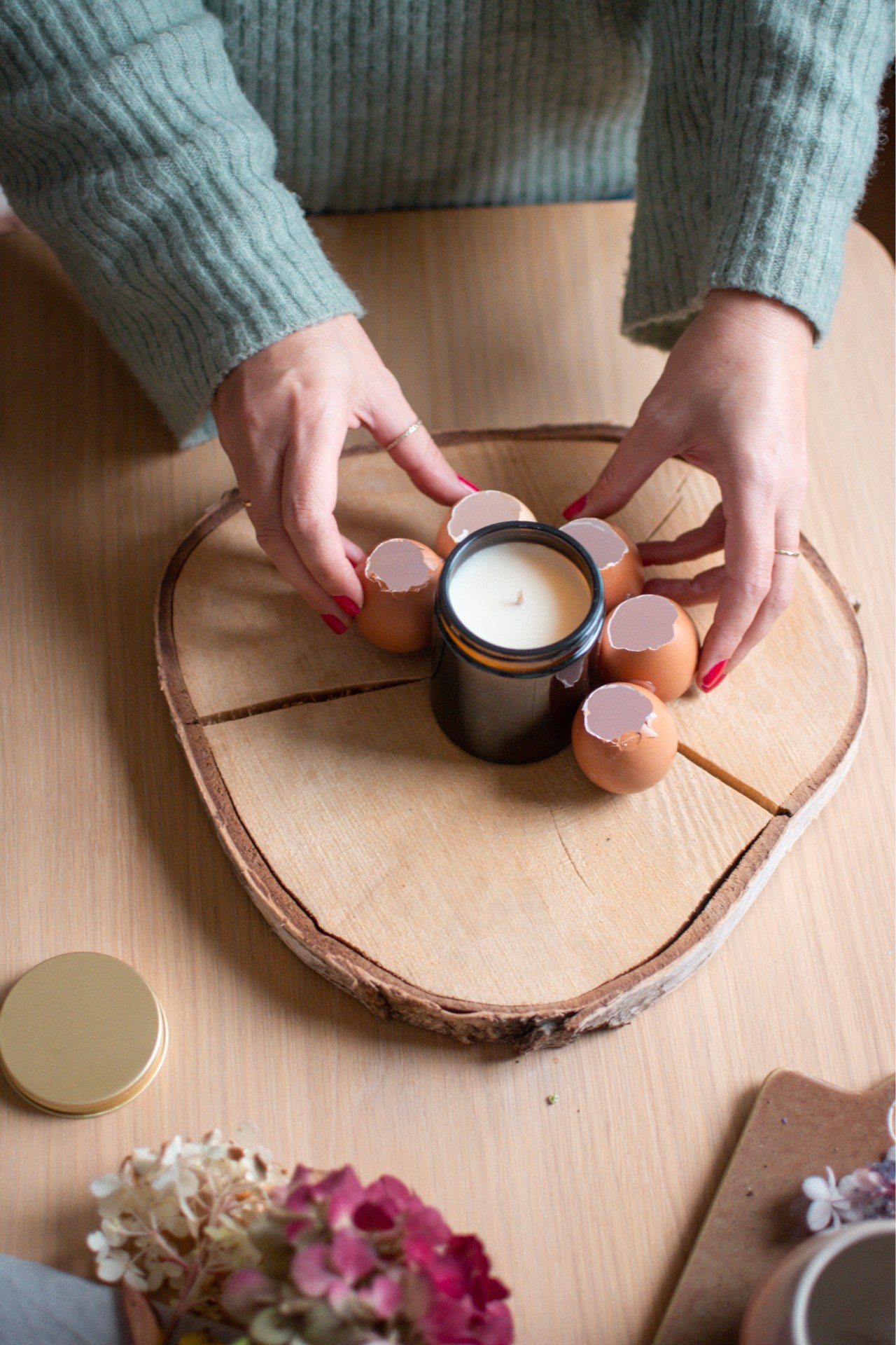 Za izradu ukrasa upotrijebite ljuske jaja i zalijepite ih u krug.