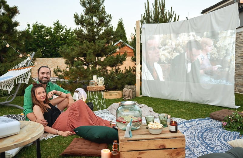 Ljetno kino u vrtu Veronike Arichteve